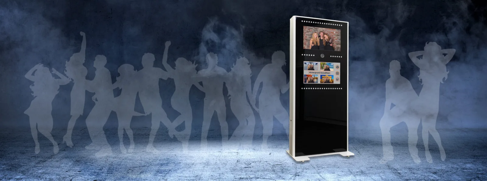 SM Boother von Photoboother, im Hintergrund Silhouetten tanzender Gaeste