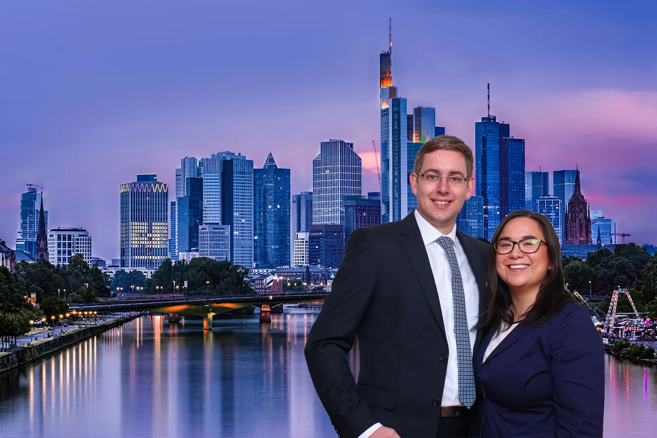 Zwei Personen vor einer Stadtsilhouette am Abend, per KI freigestellt
